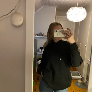 Bohoo Hoodie strl 34 - Supermysig hoodie i bra skick!🖤 älskar denna men tyvärr för stor för mig🖤 storlek 34 men väldigt oversized så passar 36 också🖤 200kr men priset kan diskuteras🖤 köparen står för frakten🖤🖤
