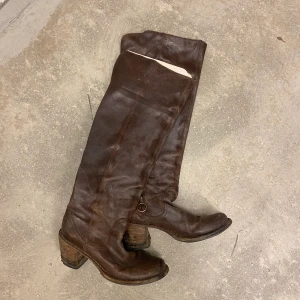 Fiorentini + baker boots 39 - Fiorentini + Baker knähöga stövlar i mörkbrun. Övre kanten går att vika ner ca 12cm.  De är omsusade men klacken behöver massa kärlek.  Köpta på Mathilde för 5000 några år sen. 
