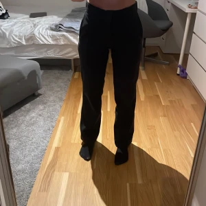 Svarta Dickies 874 - Ett par svarta byxor från Dickies i modellen 874, original fit. Från killavdelningen men sitter lika snyggt på tjejer! Säljer då de är lite stora i midjan. Jag har vanligtvis 25/26 i midja för referens.  Orginalpris: 749kr