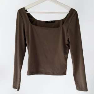 Topp | Bikbok - Långärmad topp från bikbok. Använd 1 gång. Mörkgrön färg.