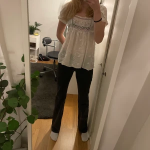 Blus från odd molly - Söt blus från odd molly. Har den i storlek L för gillar den pösig. Den är lite genomskinlig så det är någonting att poängtera, annars inga defekter!