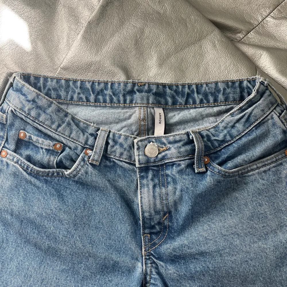 Arrow low straight leg weekday jeans, andvänt Max 5 gånger. Original pris är 499 tror jag, pris kan diskuteras 😁rensat min garderob och kommer ej till andväning, vill gärna bli av med dem, för mer bilder och frågor skriv privat😁står ej för frakt 🚚 . Jeans & Byxor.
