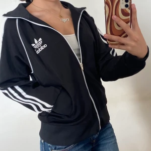 Adidas kofta - Jättefin Adidas kofta som Inte har kommit till någon användning❤️