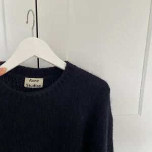 ACNE Sweather  - Säljer denna otroliga tröja från Acne Studios. Strl M, men jag har haft den lite ocersized som XS/S. Nypris över 4000 kr, säljer den för 2000. (Bud?). Mycket Sparsamt använd!  Väldigt varm och go, i alpacka. Lyxig känsla med detta material. 