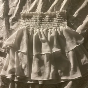 vit Chelsea kjol - vit Chelsea kjol som jag köpte i somras. Så så fin och passar till så mycket!💖köparen ansvarar för frakt! 