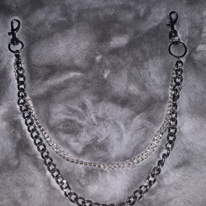 Kedja 💕 - En kedja i perfekt skick 💕 den är i rostfritt stål och har använt den några gånger. Tyvärr är detta inte min stil längre heller så valde att sälja den. Köpte den för ungefär 250 kr eller mer. 