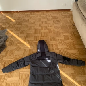 Strl M  - Jag säljer min Sail racing som är 1 år gammal inte andvänd så mycket ny pris på denna är 3999 men efter som den ba legat i garderoben säljer jag den billigare 