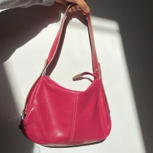 Vintage rosa läder väska  - Köpt på en vintage marknad i Milano! 