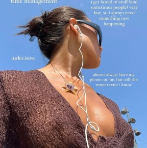 Hösttrendigt och populära halsband! - Du väljer själv vilken berlock du vill ha, vilket sorts halsband (snörre, kedja, pärlor) och hur långt halsbandet ska vara! ❤️‍🔥  Vid köp av flera = mängdrabatt + gratis frakt  För att se alla berlocker och halsband -> skicka ett meddelande till mig🤍🤍 