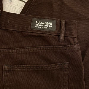 PULL&BEAR vida jeans - Ett par bruna pull&bear jeans köpta för ett tag sen. Knappt använda och jättesköna:)) Kontakta för närmare info och mått!☺️