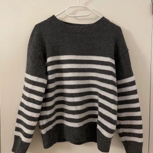 Stickad skön tröja - Denna otroligt fina stickade tröja kommer från Shein men det märks absolut inte på materialet. Otroligt skönt MATERIAL😍