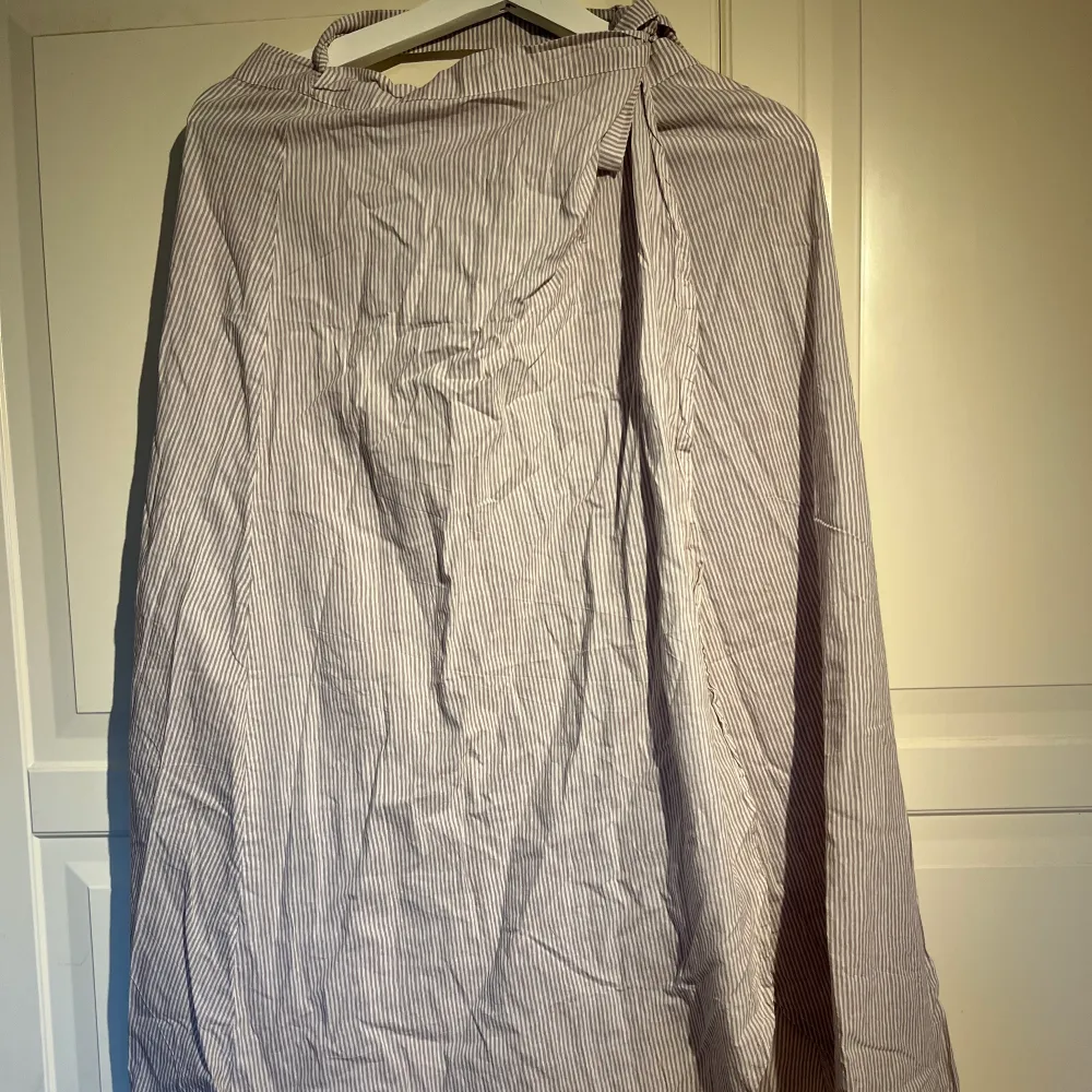 Omlott kjol köpt från Gotland använd endast en gång då jag fick denna i present men inte kände att det var min stil. Inköpt för 400kr Säljer för: 180kr + frakt. Kjolar.