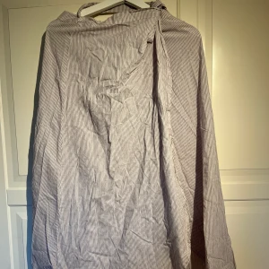 Rosa/vit randig omlott kjol  - Omlott kjol köpt från Gotland använd endast en gång då jag fick denna i present men inte kände att det var min stil. Inköpt för 400kr Säljer för: 180kr + frakt