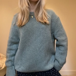 Stickad tröja Arket - Såå fin stickad tröja från Arket i ull🫶🏼💘 gröngrå färg, nypris runt 800 och sparsamt använd💞 lite nopprig men går lätt att fixa, möts upp på Östermalm eller fraktar! 🖤