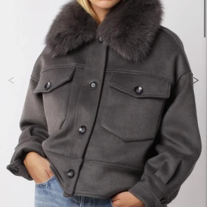 Söker!!! - Söker en grå meotine jacka, om du har en och är intresserad av att sälja kan vi diskutera pris!💗