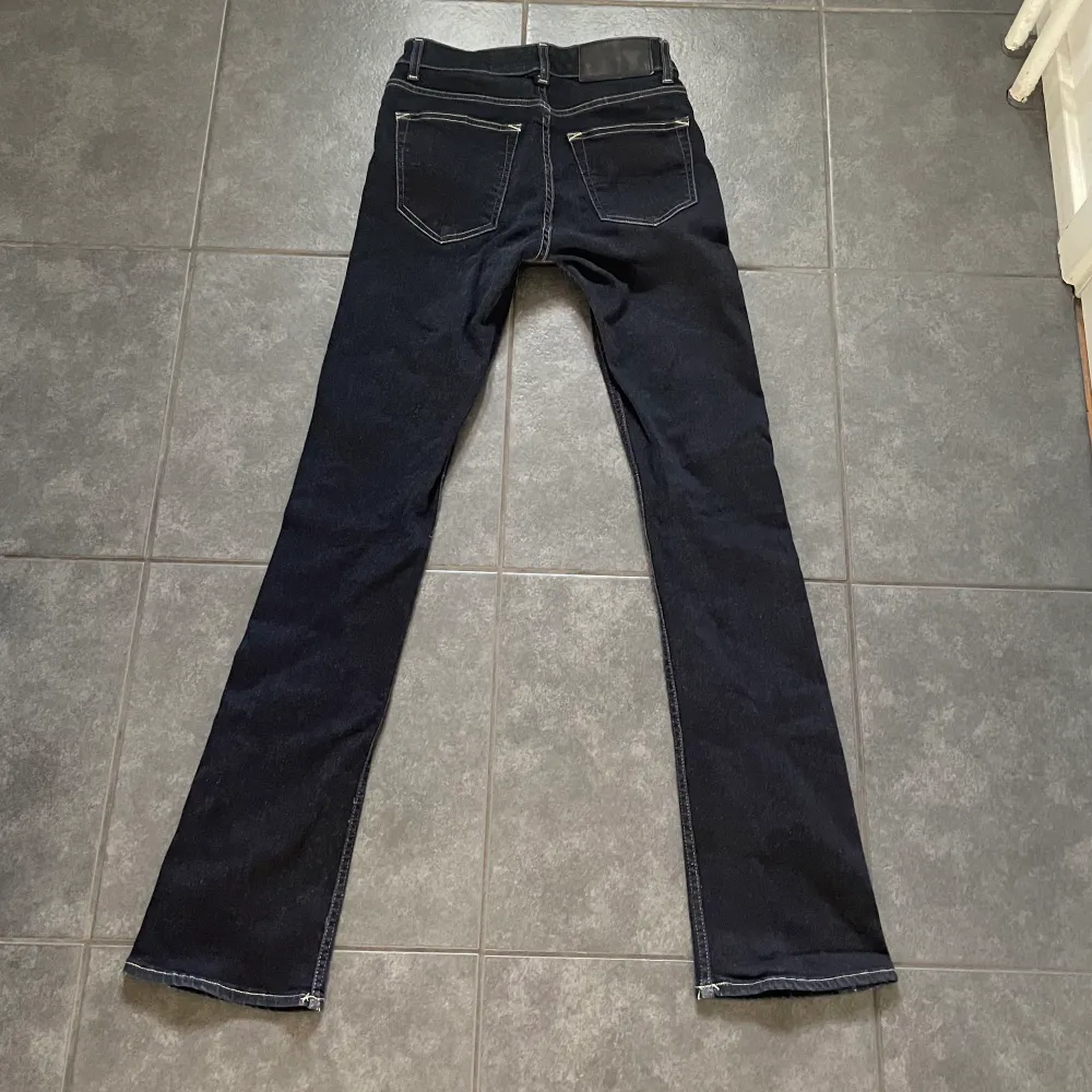 Lågmidjade jeans från tiger of Sweden i storlek 27/30. De är i nyskick. Innerbenslängd 78 midjemått rakt över 35💕. Jeans & Byxor.