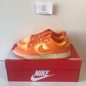 Dunk Low Magma - Säljer ett par helt nya Dunk Low magma i storlek 38,5 som är köpta på SNS. Kan mötas upp i Göteborg eller fraktas. Skriv gärna för mer info!
