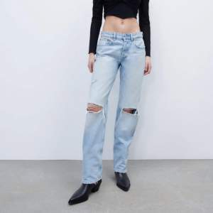 Säljer dessa jeans från Zara då dom tyvärr var för stora och aldrig använts💓Storlek 44💓Nyskick💓Köparen står för frakt💓