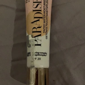 Smink - Även en foundation helt fantastiskt märke men fel färg råka köpa lite mörk men de är smaksak vad man gillar.