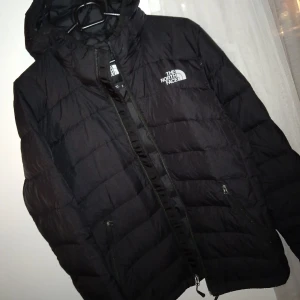 THE NORTH FACE DUNJACKA - Den är jätte fin trots att den har använts lite . Inga hål nånstans och du kan dra åt i flera olika spännen på jackan . Det är storlek M