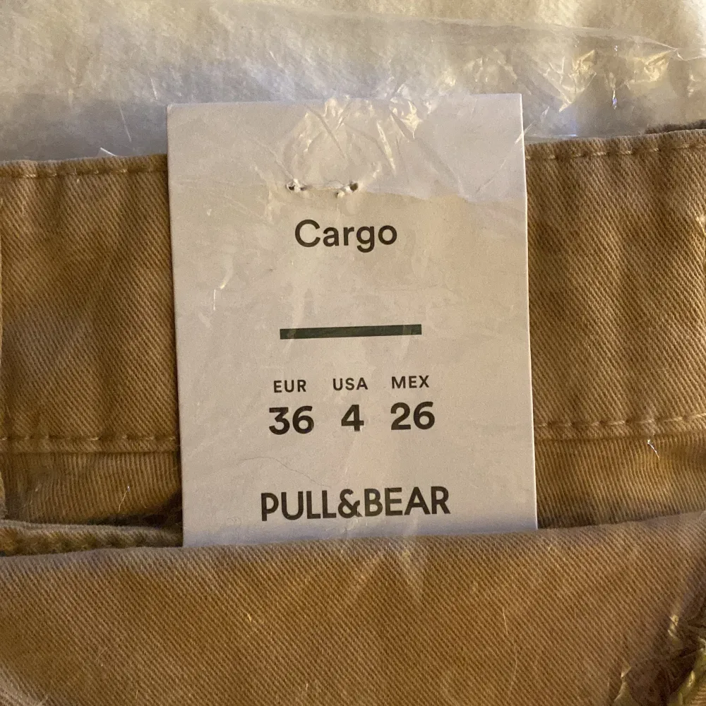 Beiga cargobyxor från pull and bear, beställda från asos. Säljer pga att de inte satt så bra på mig. Jeans & Byxor.
