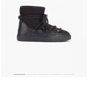 Inuikii skor - Jätte fina inuikii skor i svart! Jätte bra skick! Otroligt fina, men dem är tyvärr försmå för mig! Hör av er vid intresse och diskution om pris!❤️