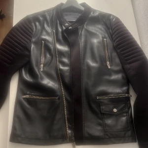 Läderjacka från Zara XL - Cool läderjacka från Zara. Bra skick förutom lite märken vid axeln men jag tycker det passar in med stilen ändå😎. Köparen står för frakt om ni inte kan möta mig i Borås👍🏽