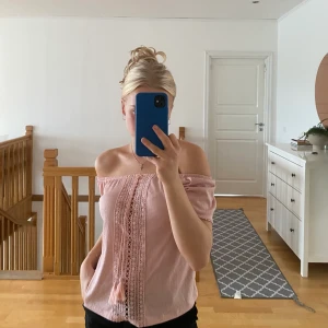Söt offshoulder tröja - En nästintill oanvänd söt offshoulder rosa tröja.