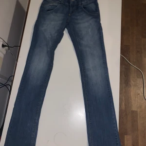 Lågmidjade jeans från only - Lågmidjade retro jeans från only, 