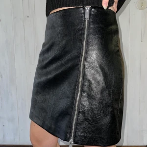 Svart kjol - Säljer min snygga konstläderkjol. Den är i nyskick, har aldrig använt den. Nypris 350kr. Köparen står för frakt