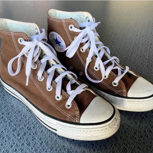 Converse - Bruna converse i superfint skick! Köpta genom Plick men aldrig använt de, max 1 gång! Har även ett par ljusgrå! 