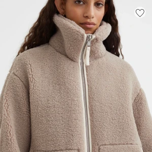 Teddy jacka - Tänkte kolla efterfrågan på denna jätte fina Teddy jacka från hm. Köptes förra veckan men känner nu i efterhand att de inte riktigt är min stil. Tyvärr hunnit dra bort lappar:( men annars i nyskick. Köptes för 599. Högsta bud 800kr