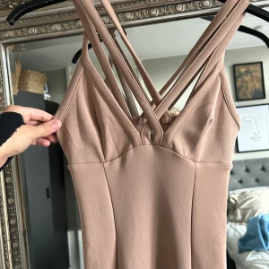 Klänning från Rebecca Stella - Super svårt och visa hur klänningen ser ut, skriv för bilder på. Jätte fin klänning tyvärr för liten för mig, använt en gång. 