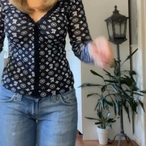 Fest topp - Säljer denna fettoppen ja köpt från Sacondhand.  Köpt den för 300kr och tänker sälja för 250 Sitter skitsnyggt på och formar ens midja snyggt💗💗