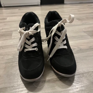 Svarta klackar  - Ett par jättefina nästan helt oanvända klackar i storlek 39❤️ skriv vid intresse 