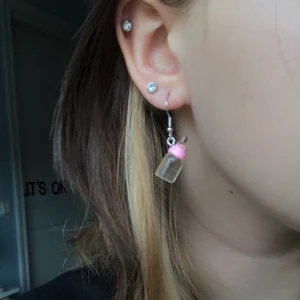 Nappflaskor örhängen  - Nappflaske örhängen som ja gjort själv, supersöta men kommer tyvärr int till användning. Säljer dom för 25kr plus frakt som ligger på 13kr. steriliseras såklart innan dom skickas.Bara att höra av sig om man har frågor😘