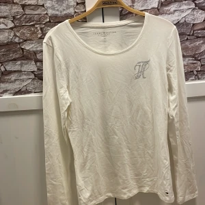 Tommy hilfiger tröja storlek M - Kan fraktas men kunden står för frakten, helt ny och oanvänd tröja