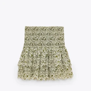 Blommig kjol - Superfin grön-och vitblommig kjol från zara. Storlek M men är väldigt stretchig så skulle säga att den passar Xs-M.