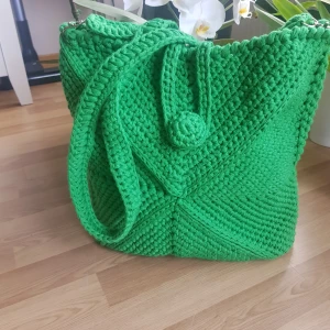 Fin väska  - Grön virkade axelväska från kvalitet garn