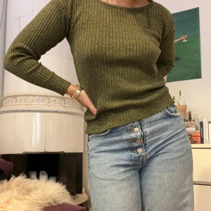 Clothes tröja grön - Snygg långärmad tröja från Clothes.  Grönribbad, köpt secondhand. Storlek 38/40, skulle själv säga XS/32