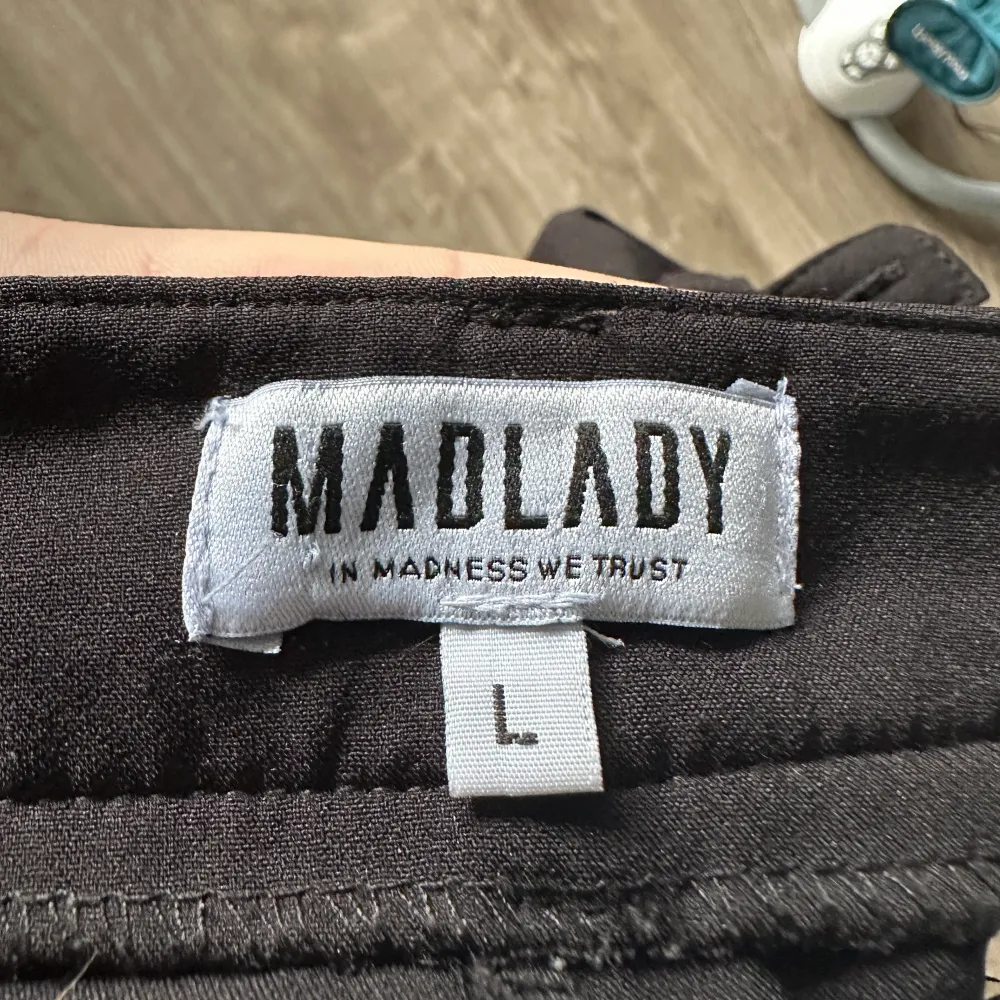 Högmidjade kostymbyxor från Madlady. De sitter som en smäck, mjuka och stretchiga. Storlek L . Jeans & Byxor.