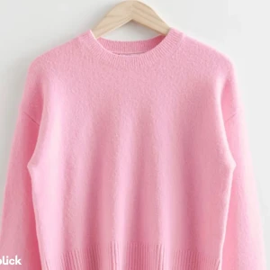 Other stories tröja - Säljer denna super fina och sköna stickade tröjan från other stories, den är använd 3 gånger så den är u bra skick