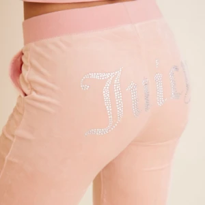 Juicybyxor - Intressekoll på dessa juicybyxor i ljusrosa fin färg, storlek XS. Oanvända med lappar kvar. Endast legat i garderoben. Köpta för 1099kr