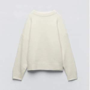 Supermysig stickad tröja från Zara. Helt ny med prislapp kvar och endast provad. Den är i storlek M (passa mig som har Xs/S). Köp direkt för 400kr💘Fråga för fler bilder🥰