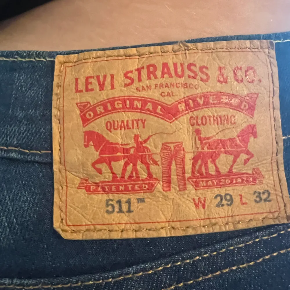 levis jeans köpta på second hand, storlek w29 och l32, lite små i midjan på mig som har 36/38 o perfekta i längden på mig som är 163cm. Säljs då de ej kommer till användning . Jeans & Byxor.