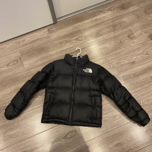 The North face jacka  - Säljer min jacka då jag vill prova på nytt, ej defekter är som ny! Passar både XS och S, den är äkta finns även se kod i jackan😊 pris går att diskuteras därav kan ni komma med olika prisförslag till mig buda från 1200kr