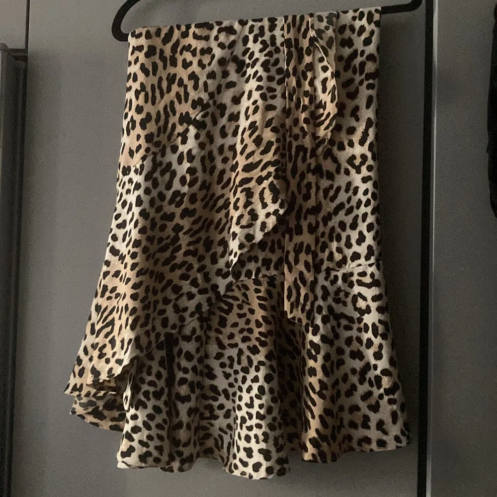 Omlott leopard kjol från Gina tricot storlek 34, knappt använd. Kjolar.