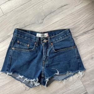 Levis jeans shorts  - Fina jeans shorts från Levis i storlek S💞