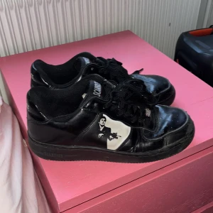 Af1 - Sällsynta scarface skor som är släppta av universal studios samband med filmen. Ser exakt ut som Nike airforce 1:or