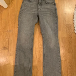 Gråa raka jeans - Använda endast en gång